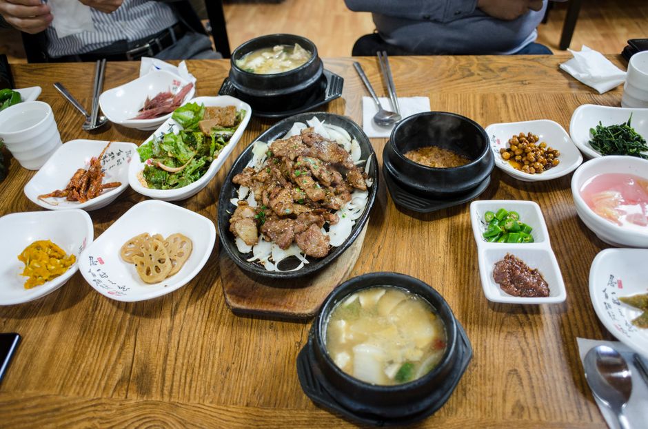 나무 식탁 위에 차려진 다양한 한국 전통 음식